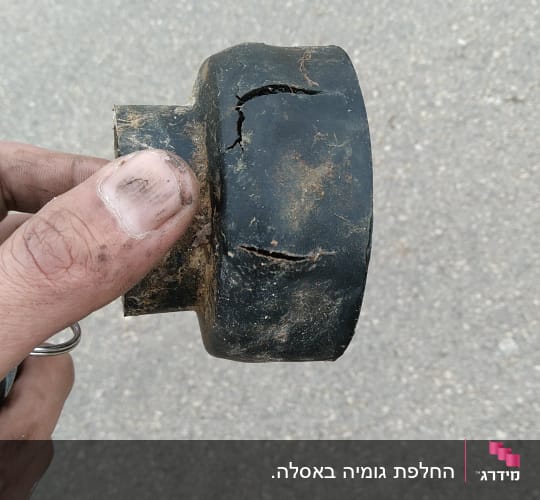 חלק צנרת שבור מוחזק ביד מלוכלכת
